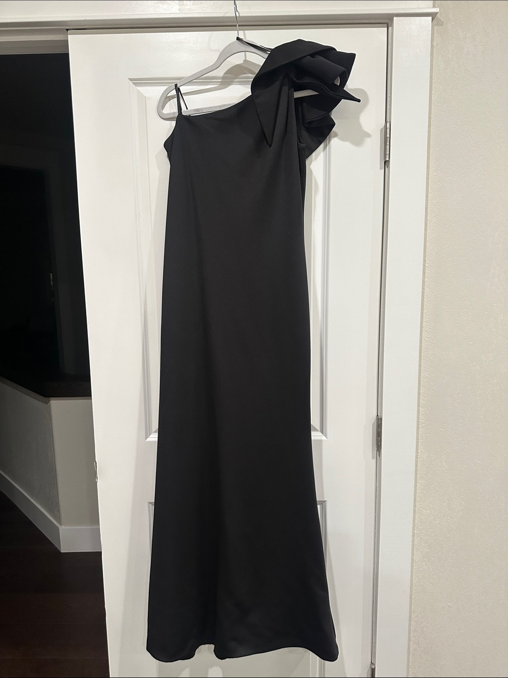 Elegant One-Shoulder Black Evening Gown with Sculpted Shoulder Detail